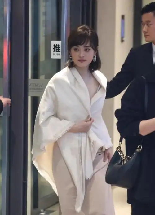 42岁孙俪出席活动长发披肩脸蛋圆润网友娘娘回来了