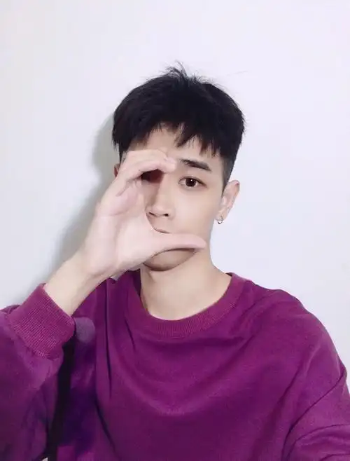 颜值高的男生都留这款狗啃刘海短发