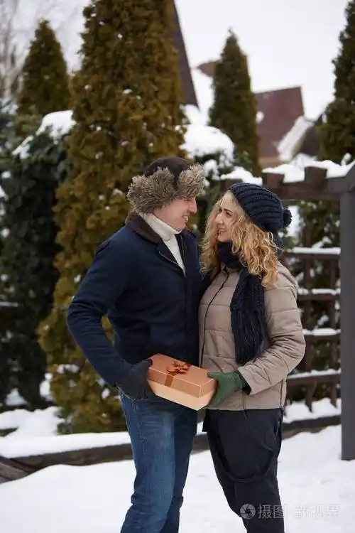 男朋友和女朋友约会浪漫.丈夫在生日那天送给妻子礼物