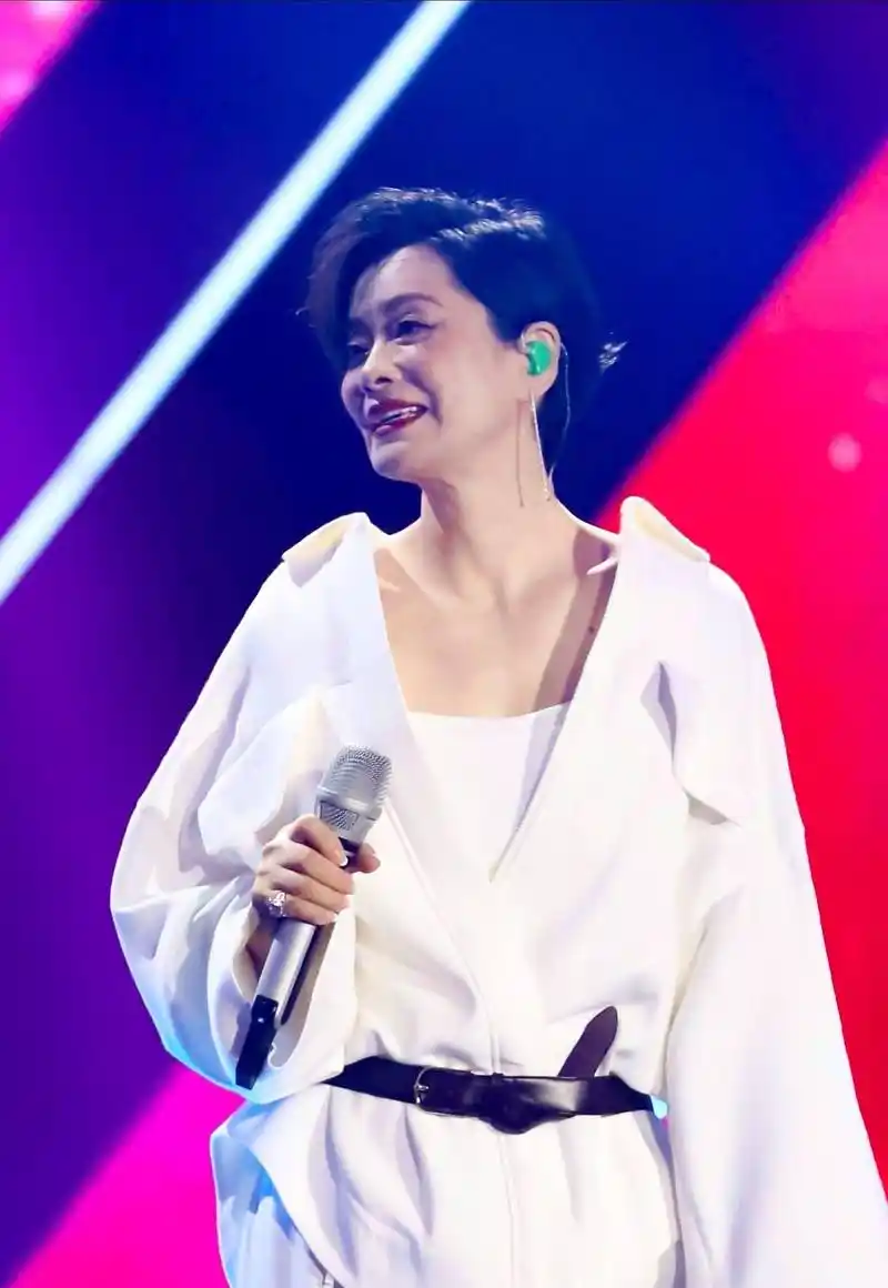 歌手毛阿敏快60了还减肥?脸颊瘦到凹陷,打扮时髦确实变年轻了!