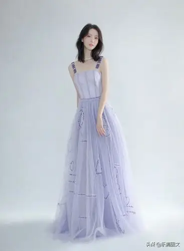 金晨 淡紫色露肩长裙 优雅清新