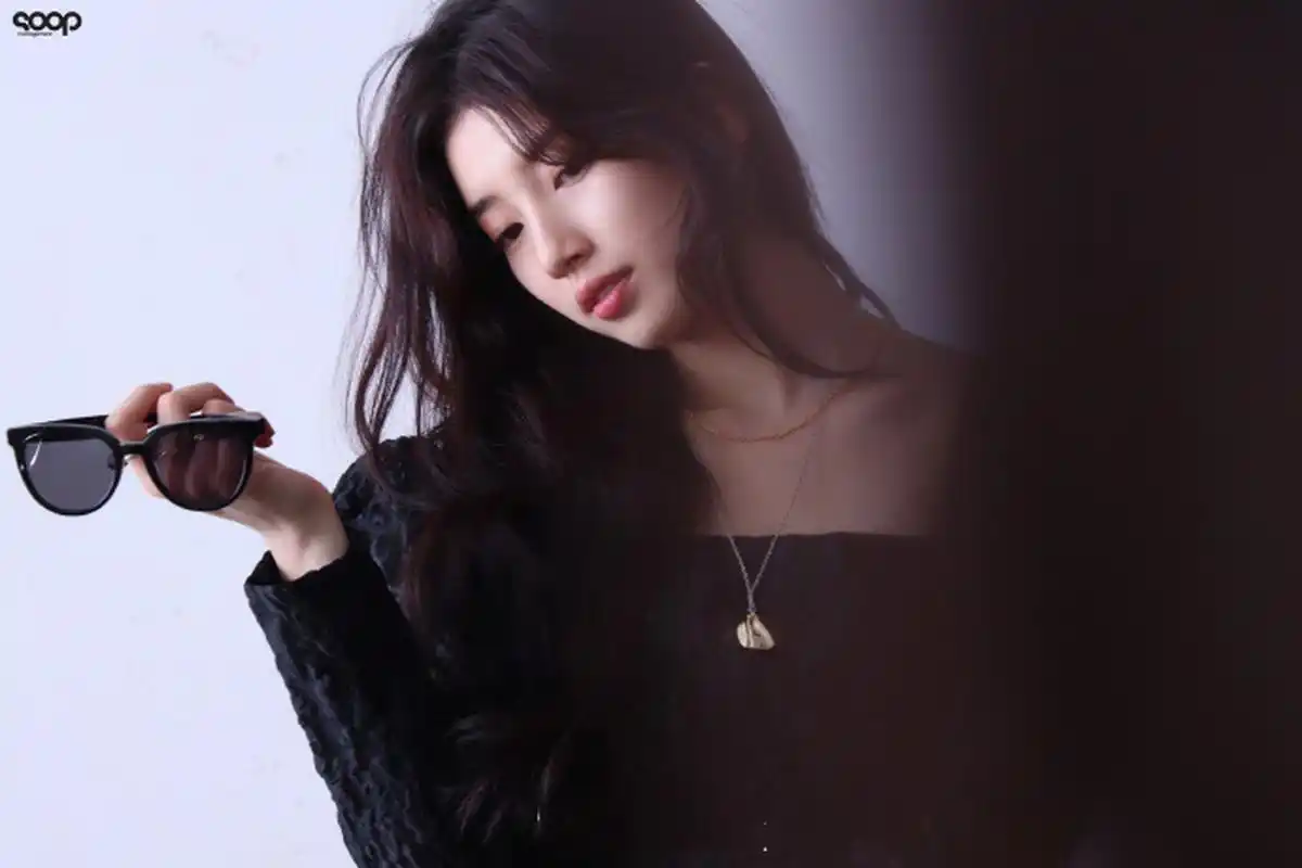 裴志秀最新造型:近日裴秀智画报拍摄花絮造型图曝光,波浪微卷的长发