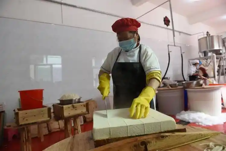 黄金十年61沿着高速看变化石梁灰豆腐传承红色情