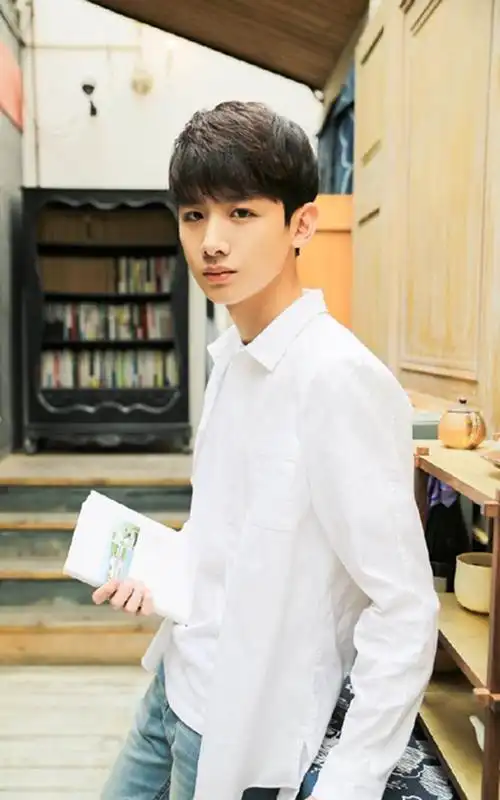 白敬亭,小鲜肉,帅哥,男演员,明星,800x1280,白色,手机壁纸白敬亭手机