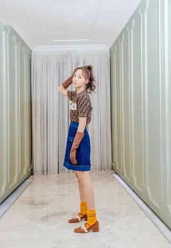 吕小雨身穿彩色裙子外面一层薄薄的白色轻纱,看起来妖艳迷人,脚上的天