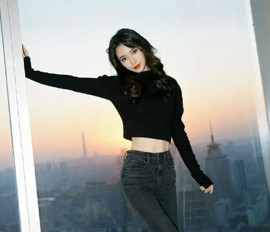 angelababy秋日写真曝光身材比例惹人羡慕