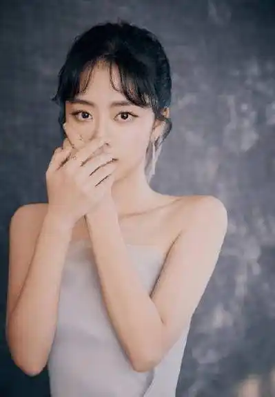 阳光少女谭松韵,一改甜美风穿花衬衫配西装,又飒又a_牛仔裤_白色_休闲