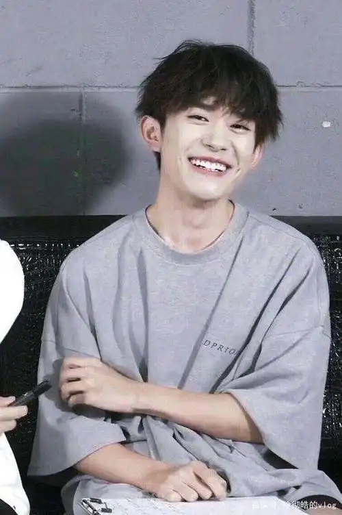 易烊千玺的笑容犹如初恋般,阳光大男孩