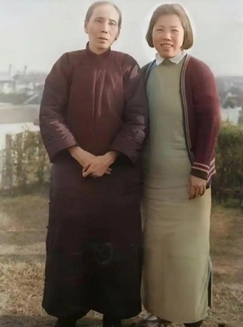 邓颖超与母亲杨振德的珍贵合影,照片中的杨振德身材清瘦,在母亲身边的