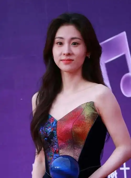 音乐盛典张碧晨法令纹明显谢可寅瘦成纸片人ella医美后遗症