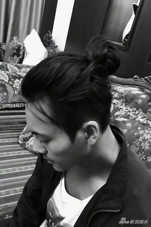 陈伟霆丸子头造型曝光 man帅风文艺范儿十足