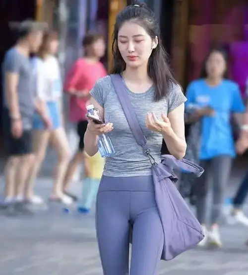 性感紧身打底裤小姐姐充满美俏的魅力