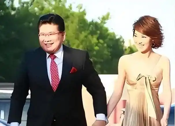 王冠,作为央视的备受瞩目的主持人,经历了一段艰难的职业生涯.