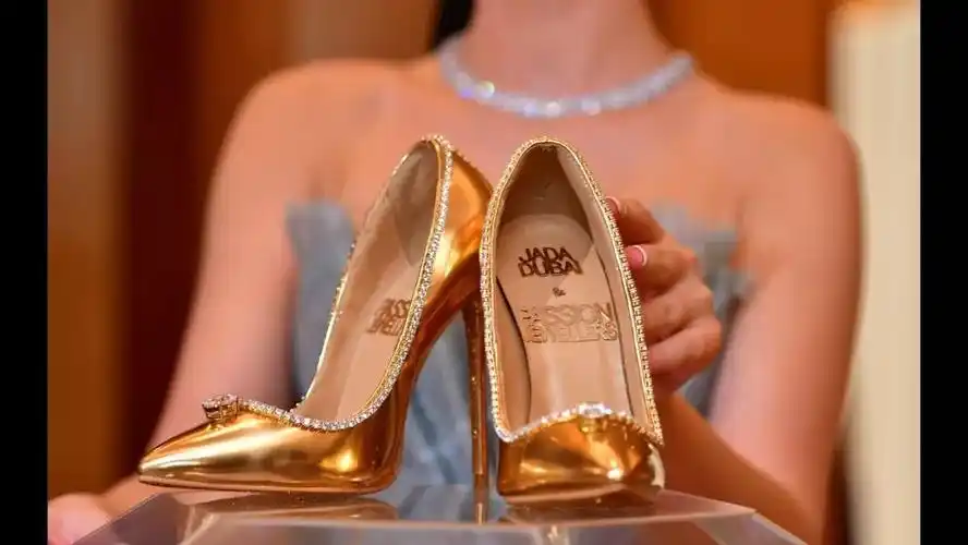 这双天价高跟鞋由黄金,皮革,丝绸,钻石制成;光是鞋上镶嵌的那两颗大