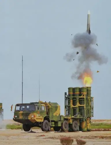 北京军区红旗16导弹群曝光数量大成排停放