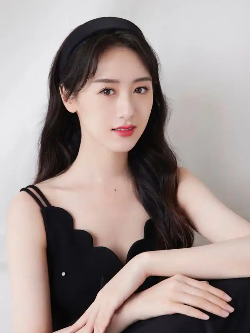 袁冰妍晒自拍,红唇妩媚好养眼!