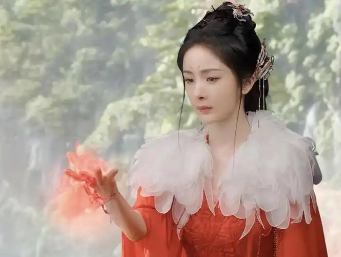 杨幂是靠古装偶像剧《宫锁心玉》爆红的女演员,多年以来一直深谙爆款