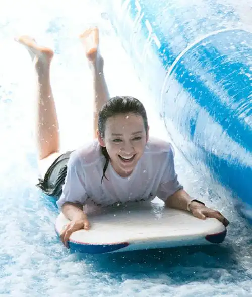 王鸥遭壮汉猛推入水冲浪板上划水上演湿身诱惑