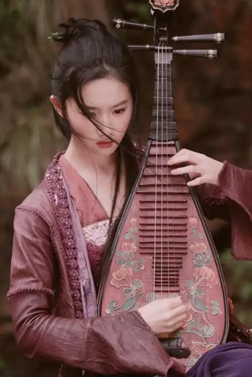 然而,此时的刘亦菲却困于"天涯"论坛的种种谣言,甚至上了撒贝宁的"