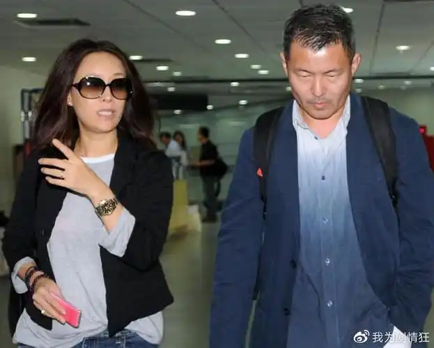 那英和老公罕见同框机场合体秀恩爱交谈甚欢画面甜蜜