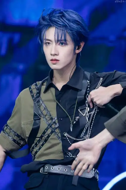 朱志鑫[超话]##tf三代演唱会饭拍生图