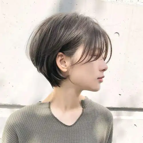清爽干练的撩耳短发,这款发型通过顶部层次结构的控制,增加发根的