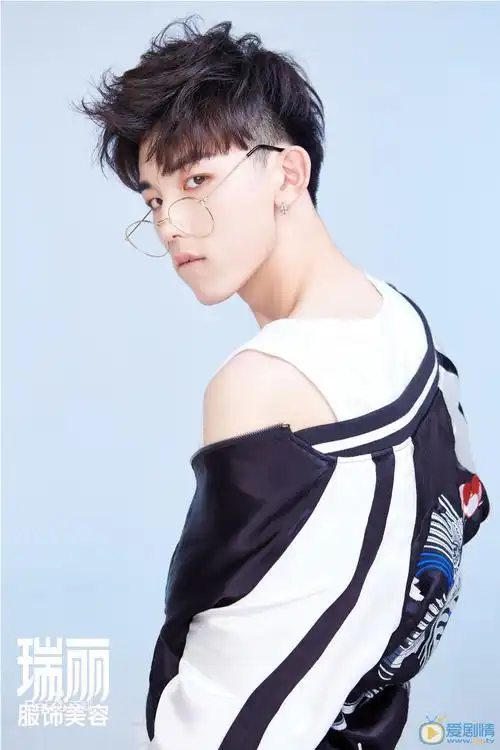 郭俊辰个人资料简介_郭俊辰图片写真_生活照_家庭背景-明星库