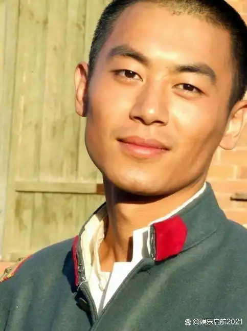 朱亚文拍过很多硬汉形象,与周迅拍红高粱苞米地戏份时,因为太过霸气把