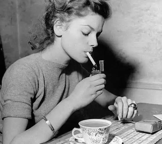 其实,angelababy吸烟被拍,我倒是不觉得意外,因为我相信还有很多明星