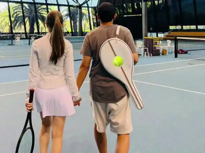 周杰伦昆凌情人节一起打网球 晒甜蜜背影合照