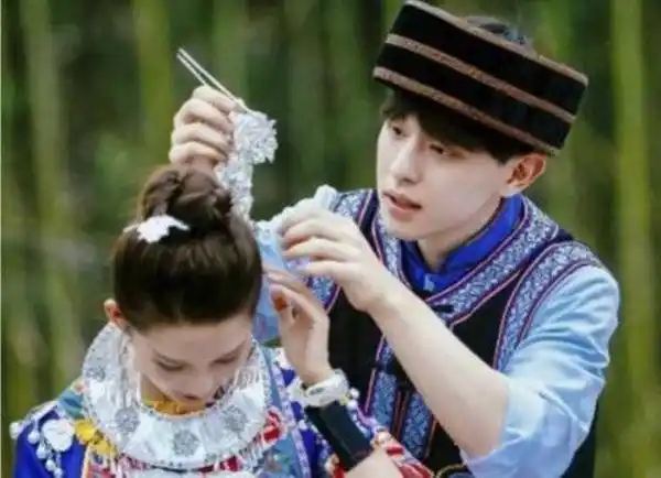 邓伦是不是已经和圈外女友领证了?_李沁_恋情_媒体