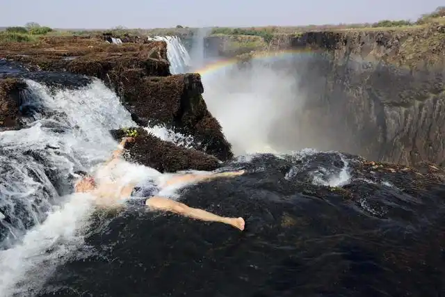 世界最恐怖的三个泳池,第一个深不见底,最后一个腿软不敢下!