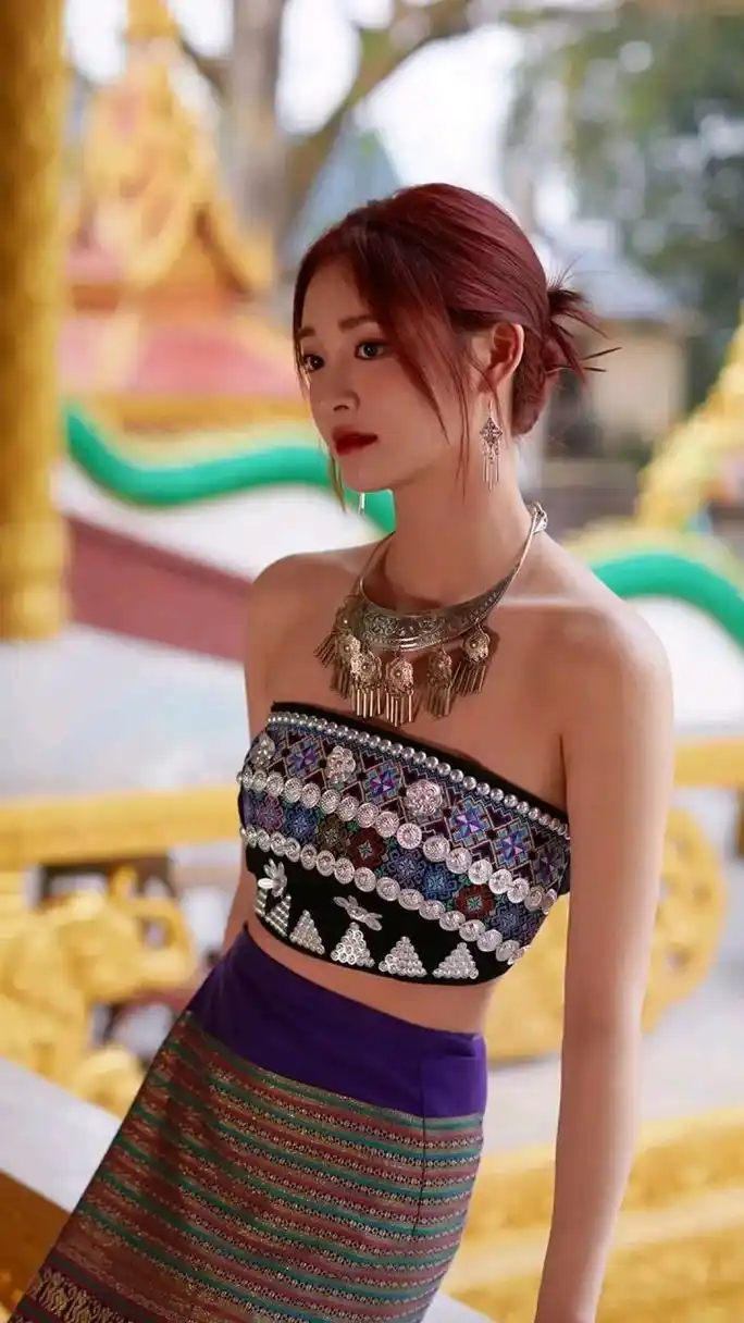 周洁琼少数民族服装造型美丽动人,身材真好#娱乐大赏# #一眼沦陷