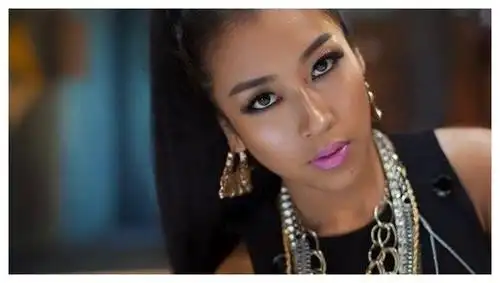 她的黑使她在娱乐圈一众女明星中很有辨识度,美成了一种独特的味道和