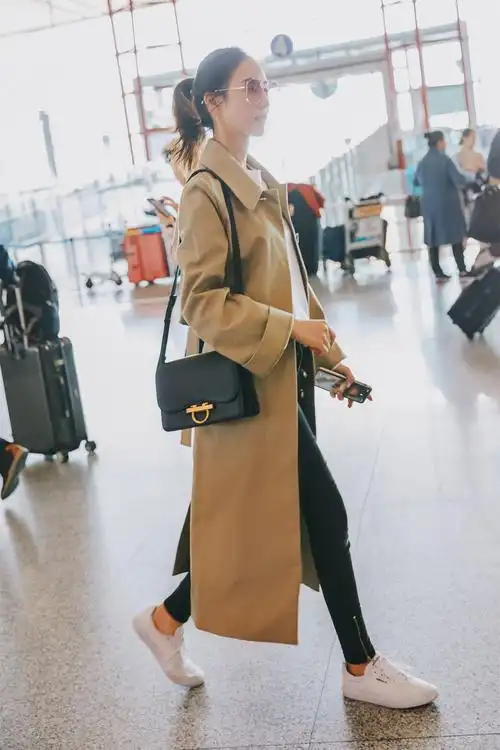 张钧甯机场长腿吸睛长款风衣飘逸优雅