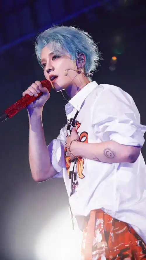 鹿晗超话#鹿晗广州演唱会##鹿晗三巡演唱会#蓝发04