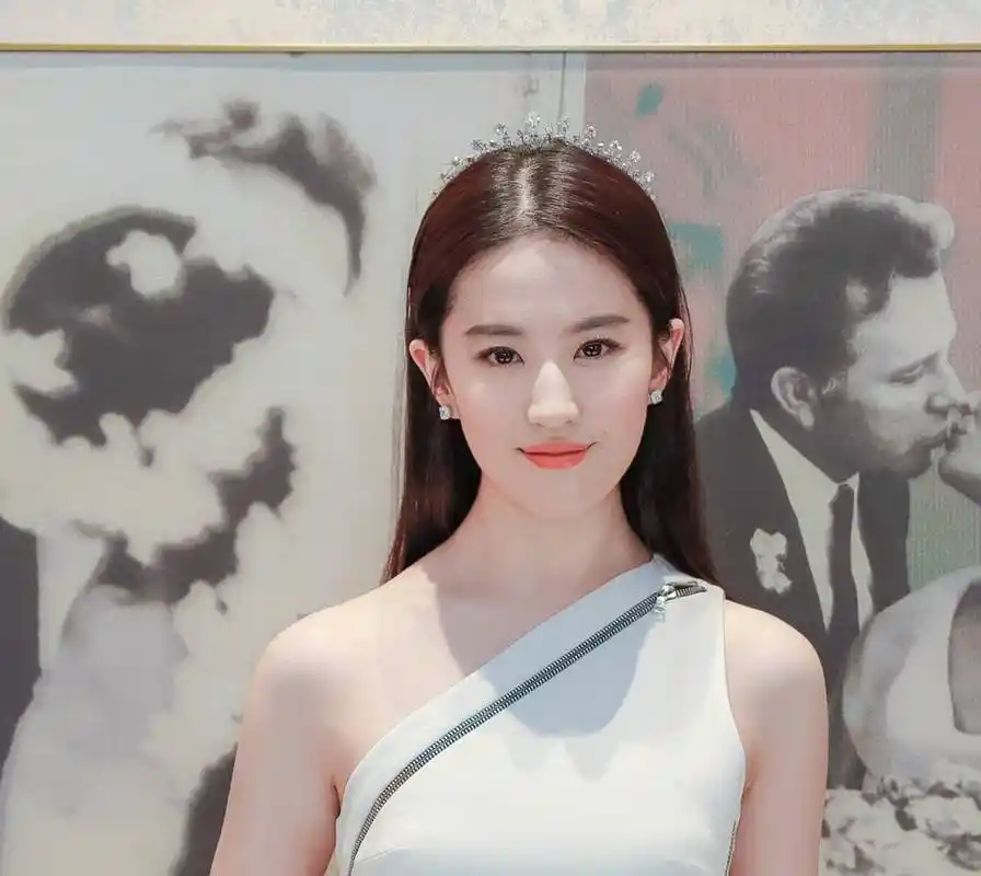 美到窒息!刘亦菲身穿粉裙扎丸子头,少女气息满满!