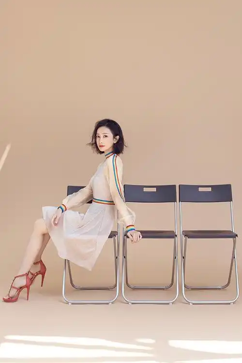 姜梓新最新写真曝光 明玉穿上现代装秒变女神