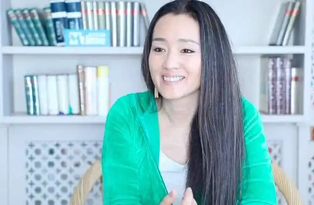 巩俐原生态出演郎平正面照曝光年轻时短发巩俐像极了郎平