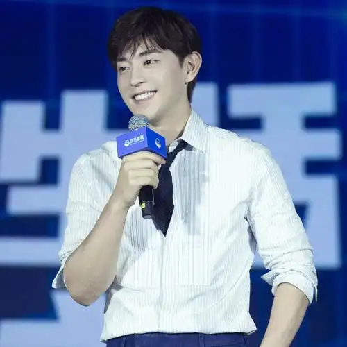 邓伦帅气迷人头像