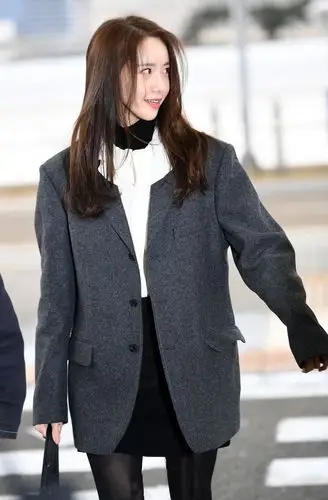 林允儿也太爱穿西装了,这次西装搭却太心机,长腿被衬托的太性感