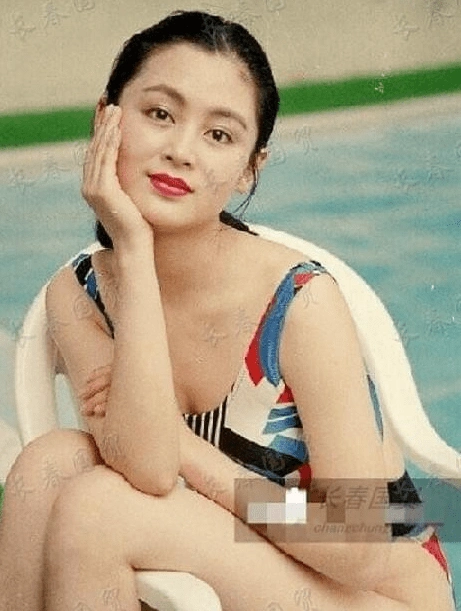 陈红年轻时泳装照曝光 满脸胶原白蛋妩媚动人