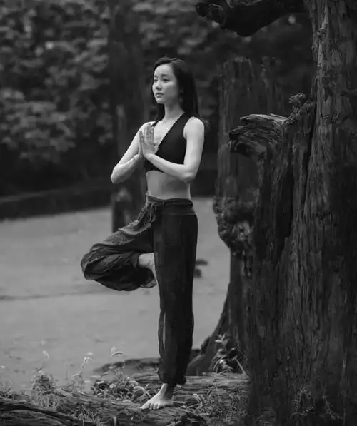 38岁吕一森林里做瑜伽一条腿站立单手抓脚穿深v胸前骨头突出