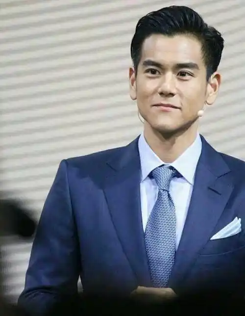 标准小西装,男人味十足,很多人都特别关注彭于晏的下巴,因为他的下巴