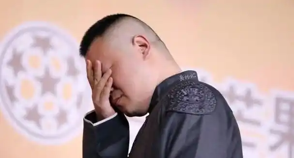 从收破烂少年到德云社台柱开头叙事:2021年,德云社举办年会,岳云鹏在