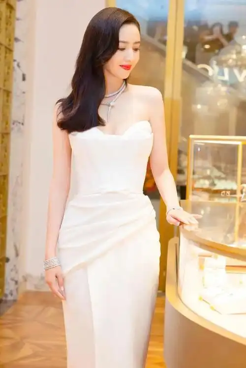佟丽娅白色抹胸裙:清新淡雅的纯净奇迹感受她的魅力!