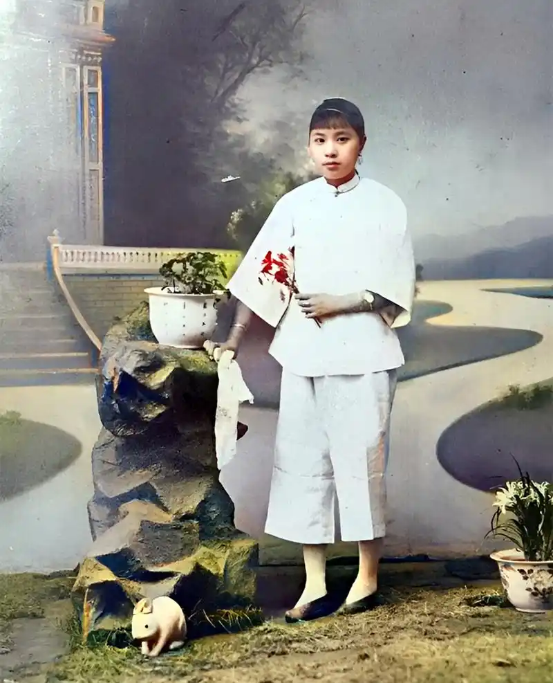 她的发型是当时女子梳理的普通发型.