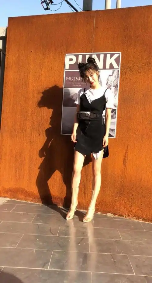 李念最新写真穿透明长筒靴出镜 卓尔灵动彰显青春力