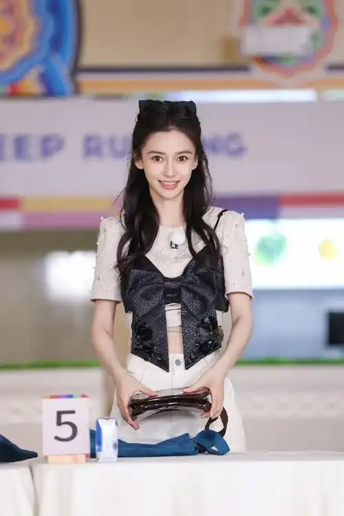 angelababy用黄瓜敷眼睛##angelababy好可爱啊