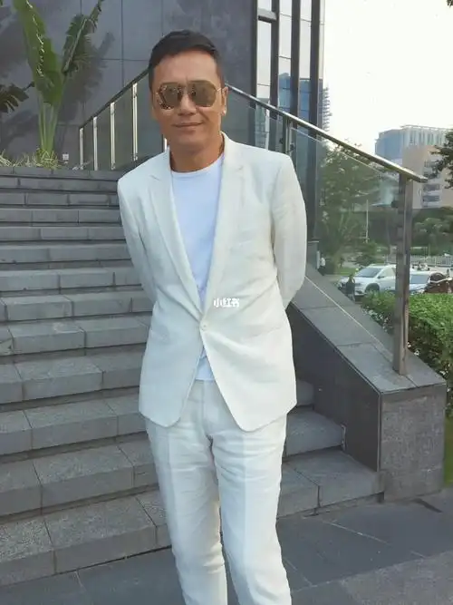 苗侨伟帅气出场60